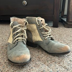 Steve Madden Blue Genuine Leather with Cream Lace Ankle Combat Boots Size 7